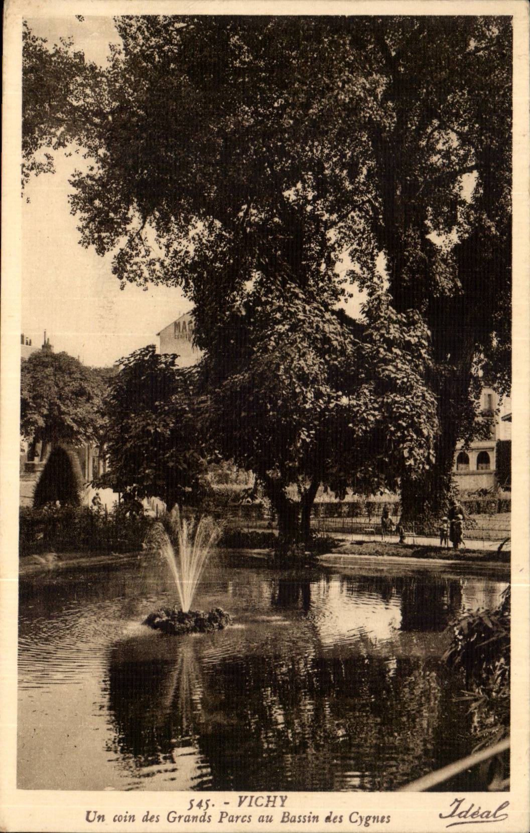 Vichy CPA Un coin des grands parcs au bassin des cygnes