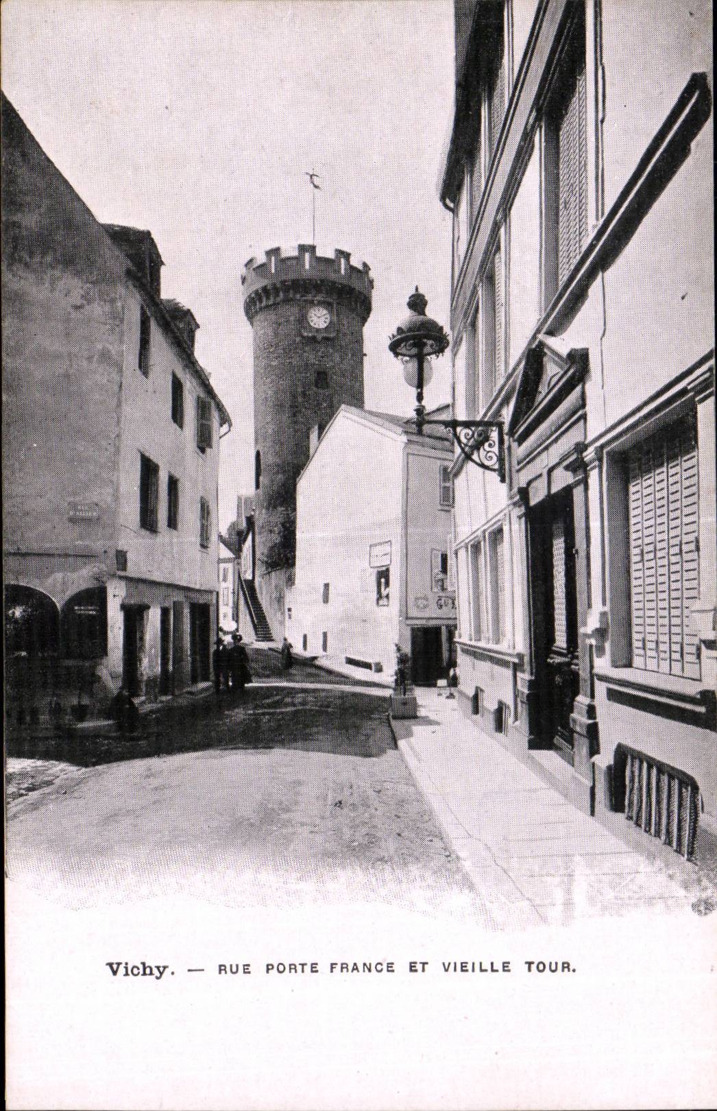 Vichy CPA Rue porte France et vieille tour