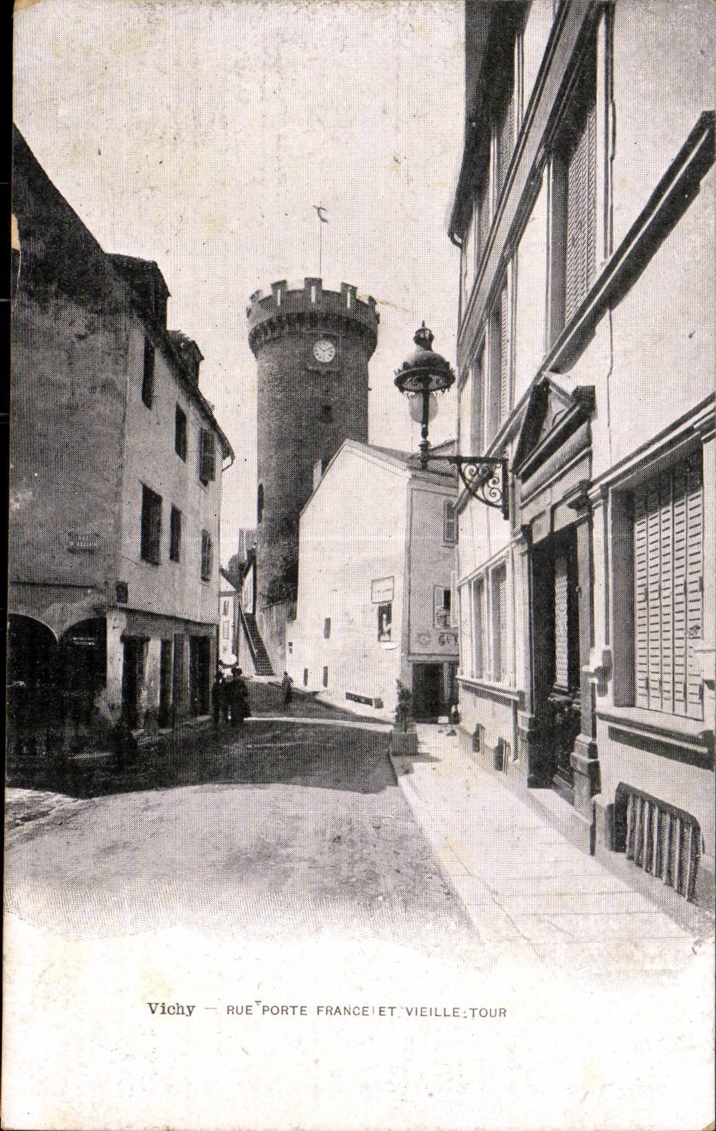 Vichy CPA Rue Porte France et vieille tour