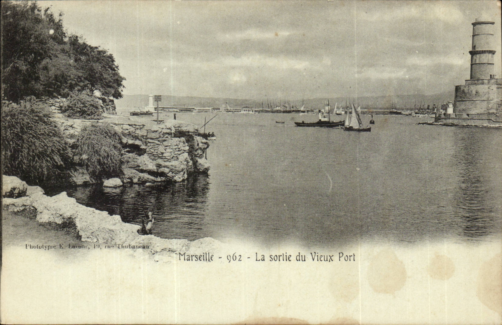 Marseille CPA La sortie du vieux port