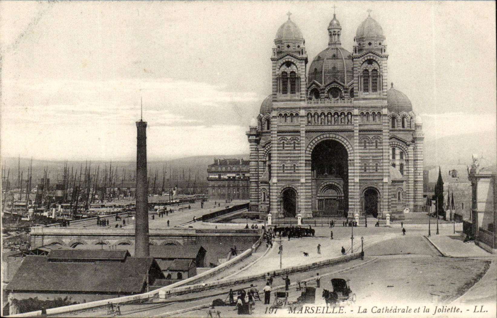 Marseille - La cathedrale et la Joliette- CPA 