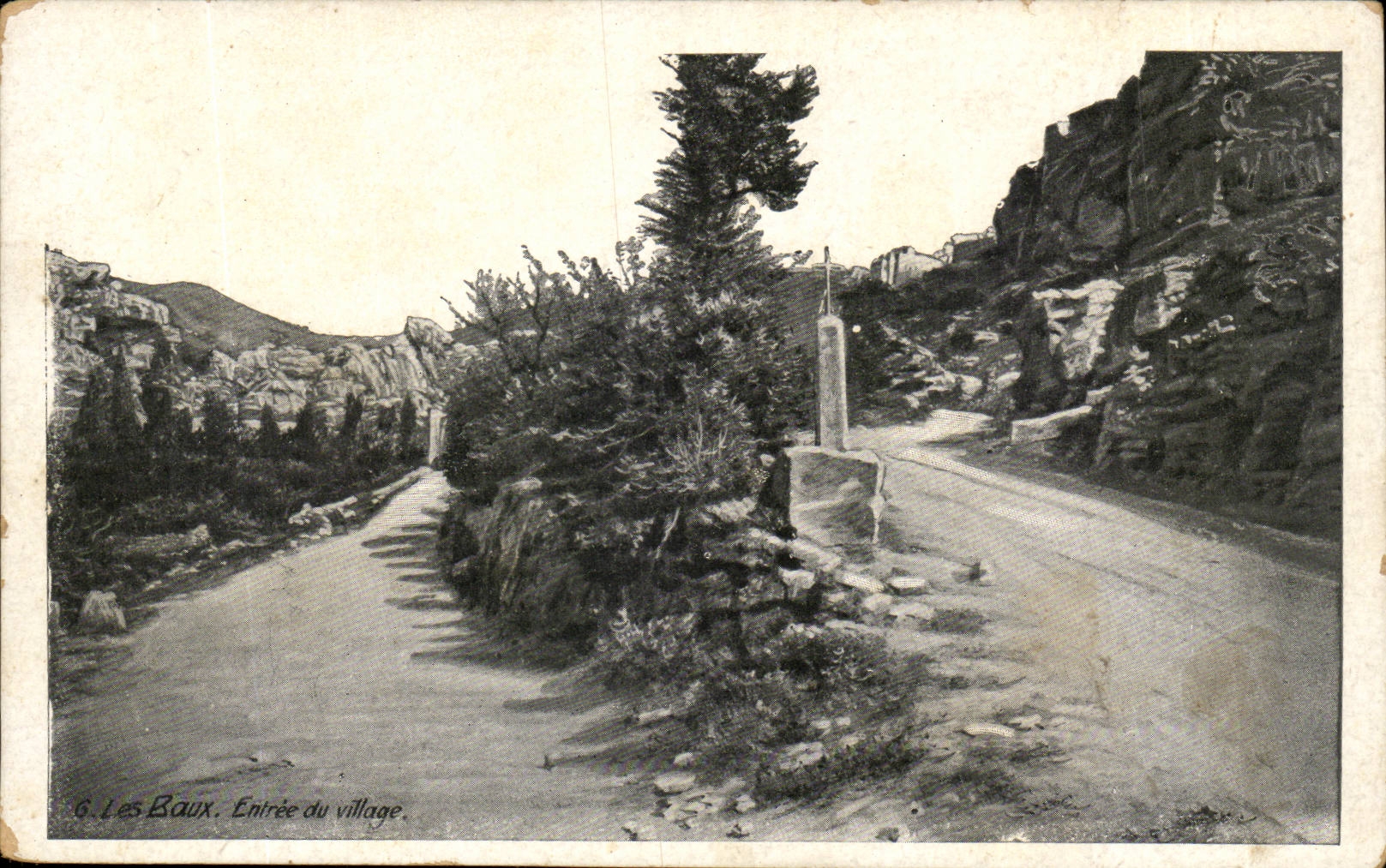 Les Baux — Entrée du village — G. Les Baux