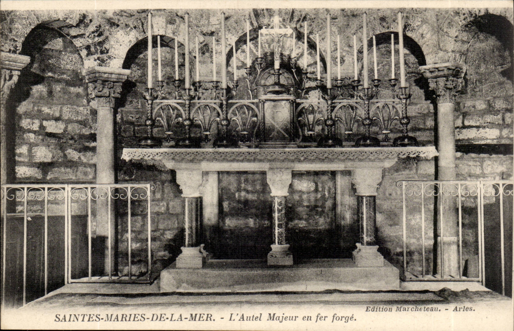 Saintes-Maries-de-la-Mer — L'Autel Majeur en fer forgé — Edition Marchetean, Arles