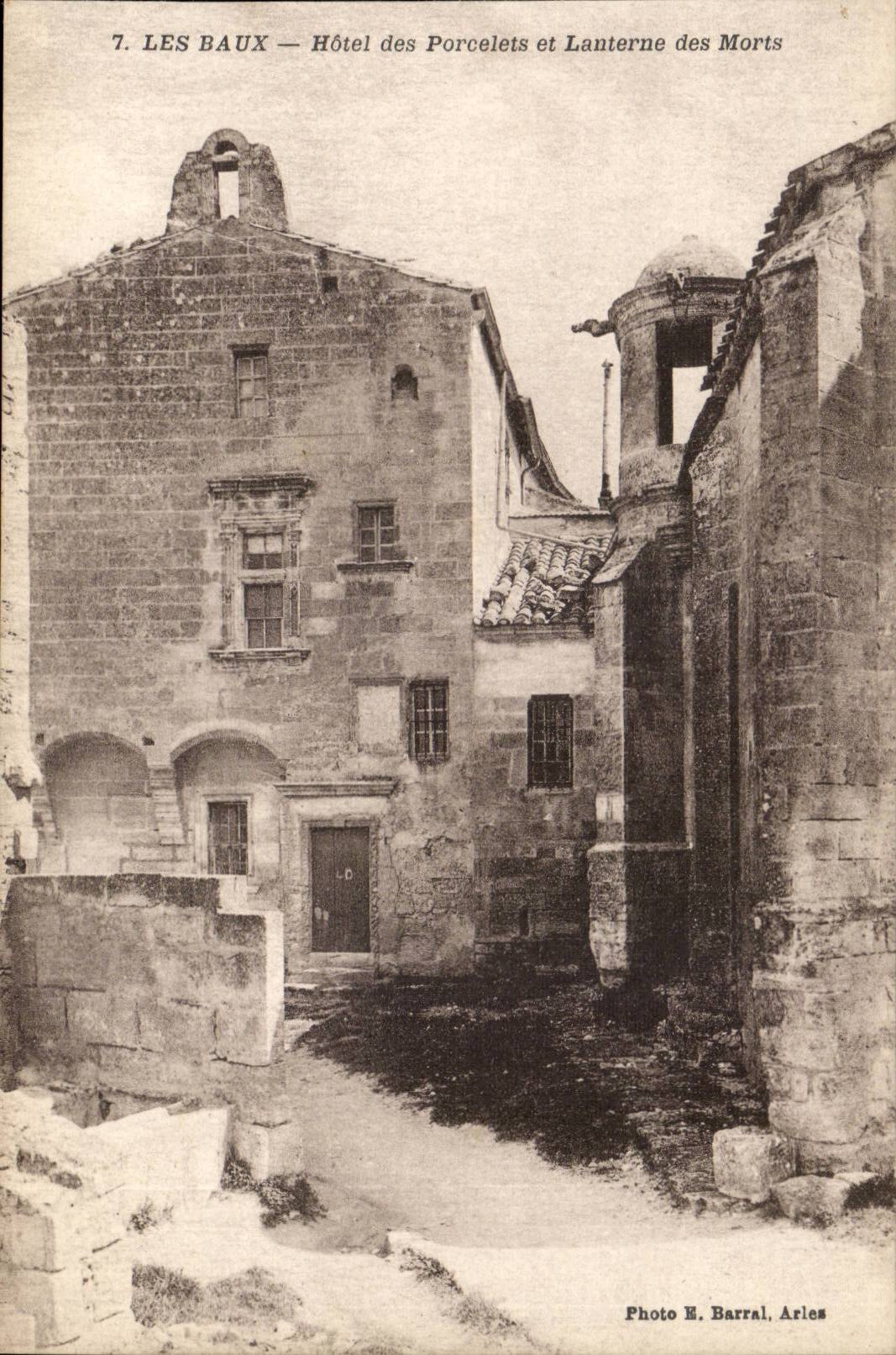 Les Baux — Hôtel des Porcelets et Lanterne des Morts — Photo H. Barral, Arles