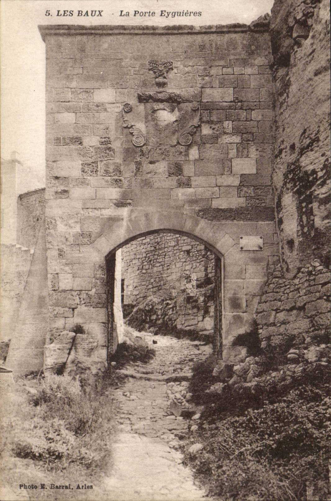 Les Baux - La Porte Eyguières — Photo E. Barral, Arles, n°5