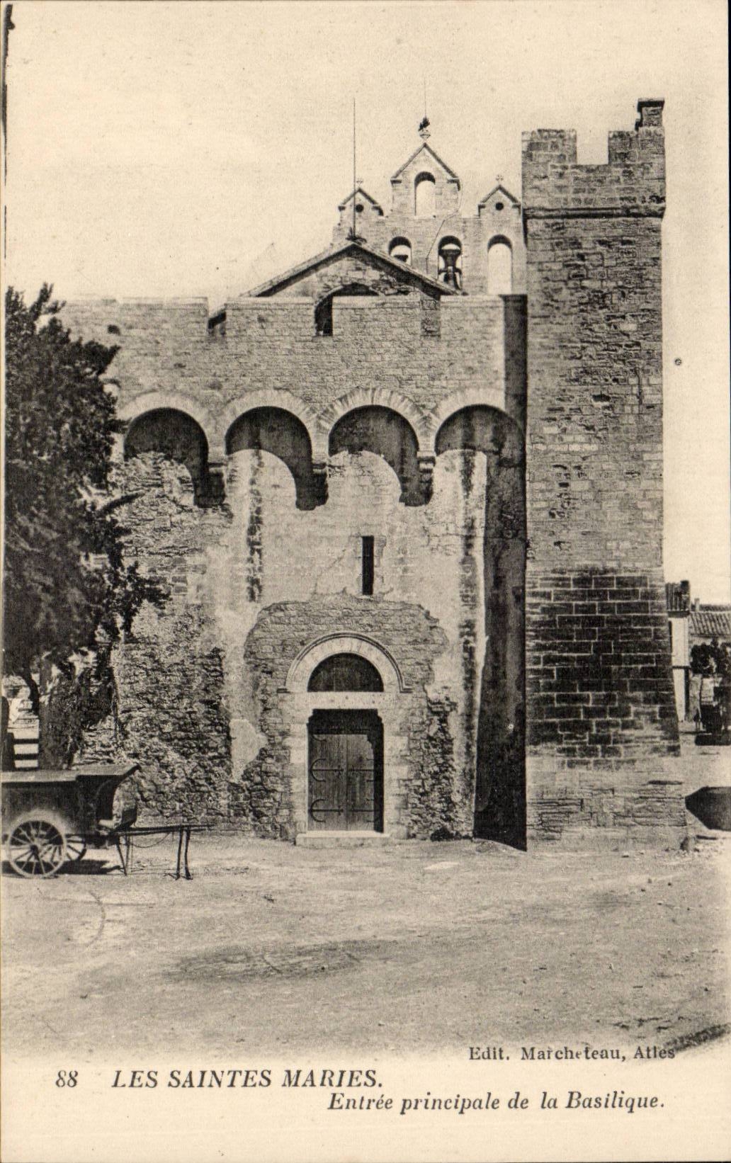 Les Saintes Maries - Entree principale de la Basilique - CPA 