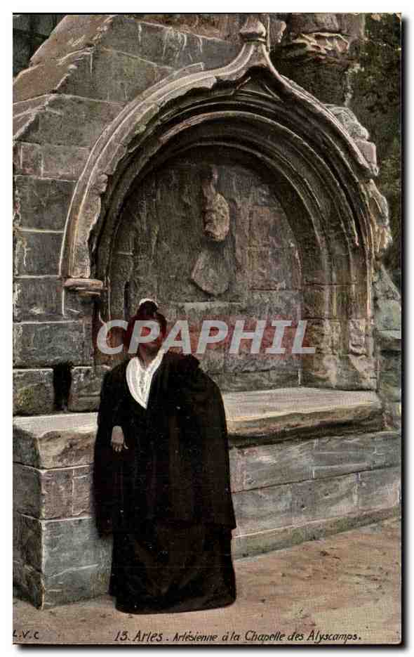 Arles - Arlesienne a la Chapelle des Alyscamps -- CPA 