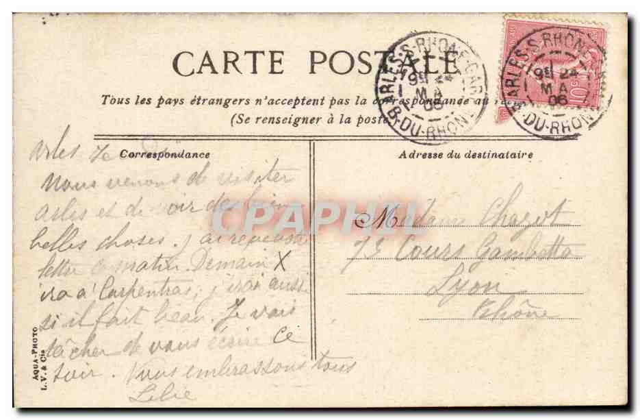 Arles - Arlesienne a la Chapelle des Alyscamps -- CPA  — Verso