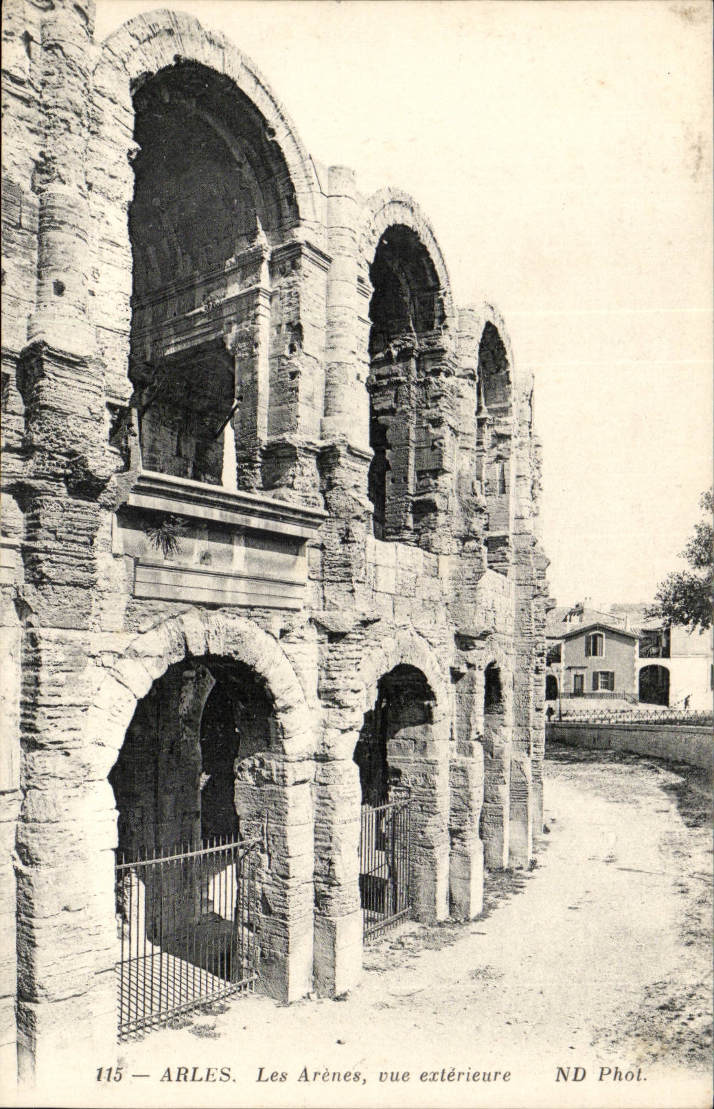 Arles - Les Arenes vue exterieuret - CPA 
