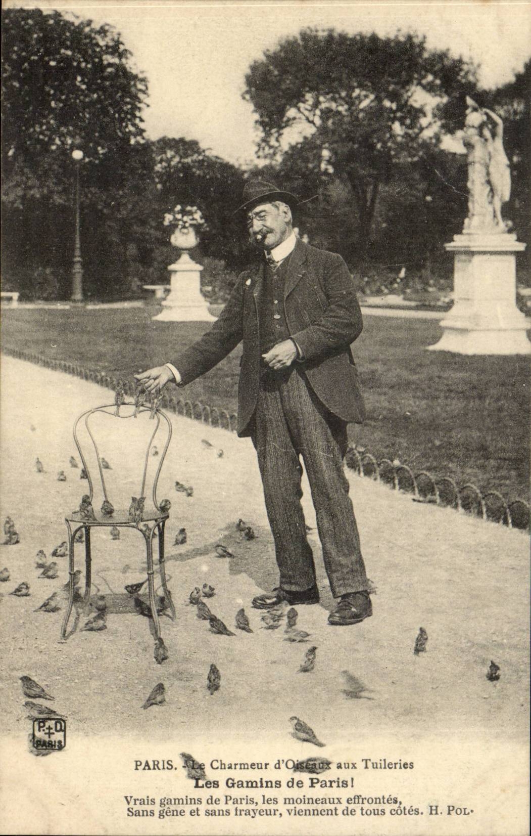 CPA Paris Charmeur d'oiseaux aux Tuileries Louvre Les gamins de Paris ! TOP Folklore Petits Metiers (pigeons)
