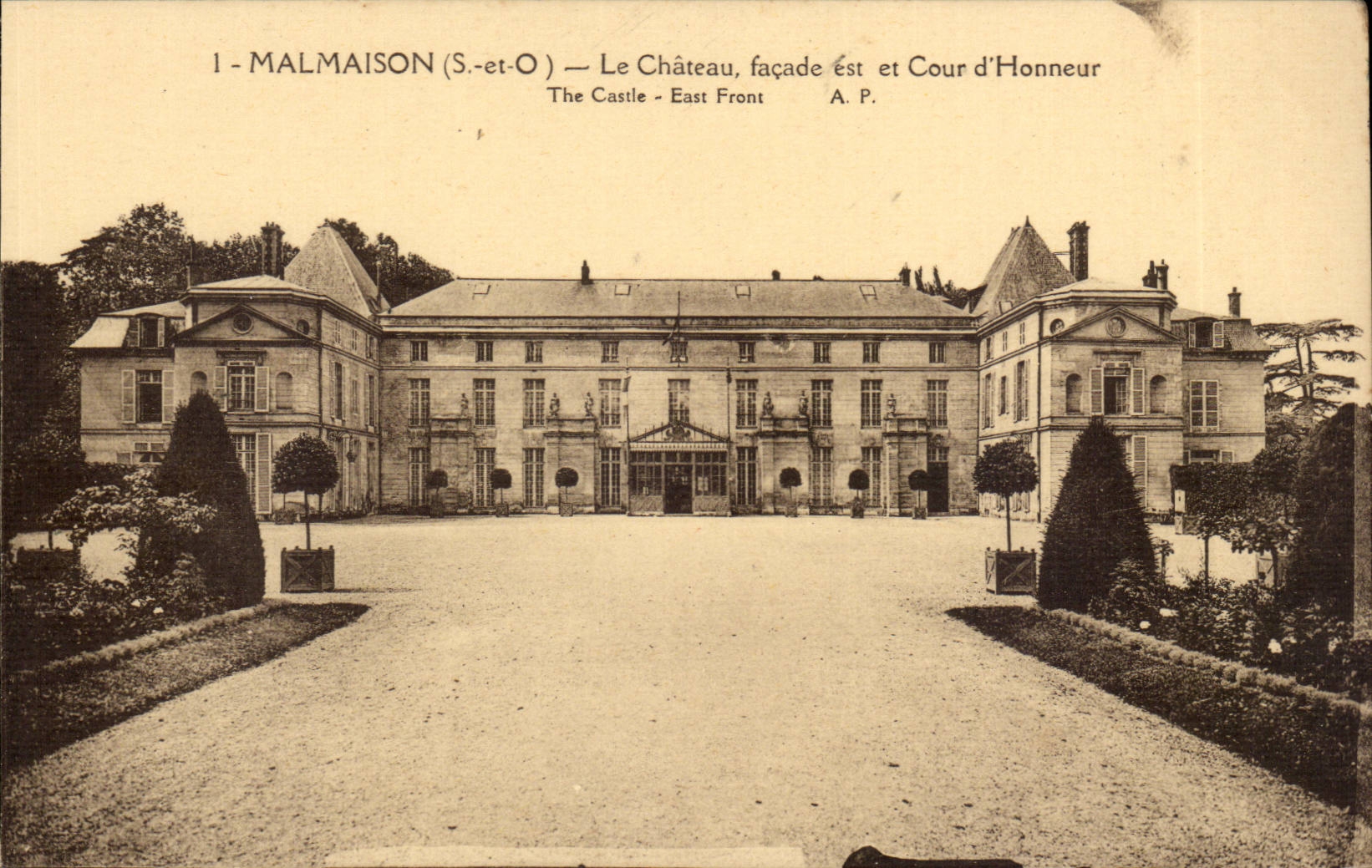 Malmaison - Napoleon Le Chateau facade est et Cour d'Honneur - CPA 