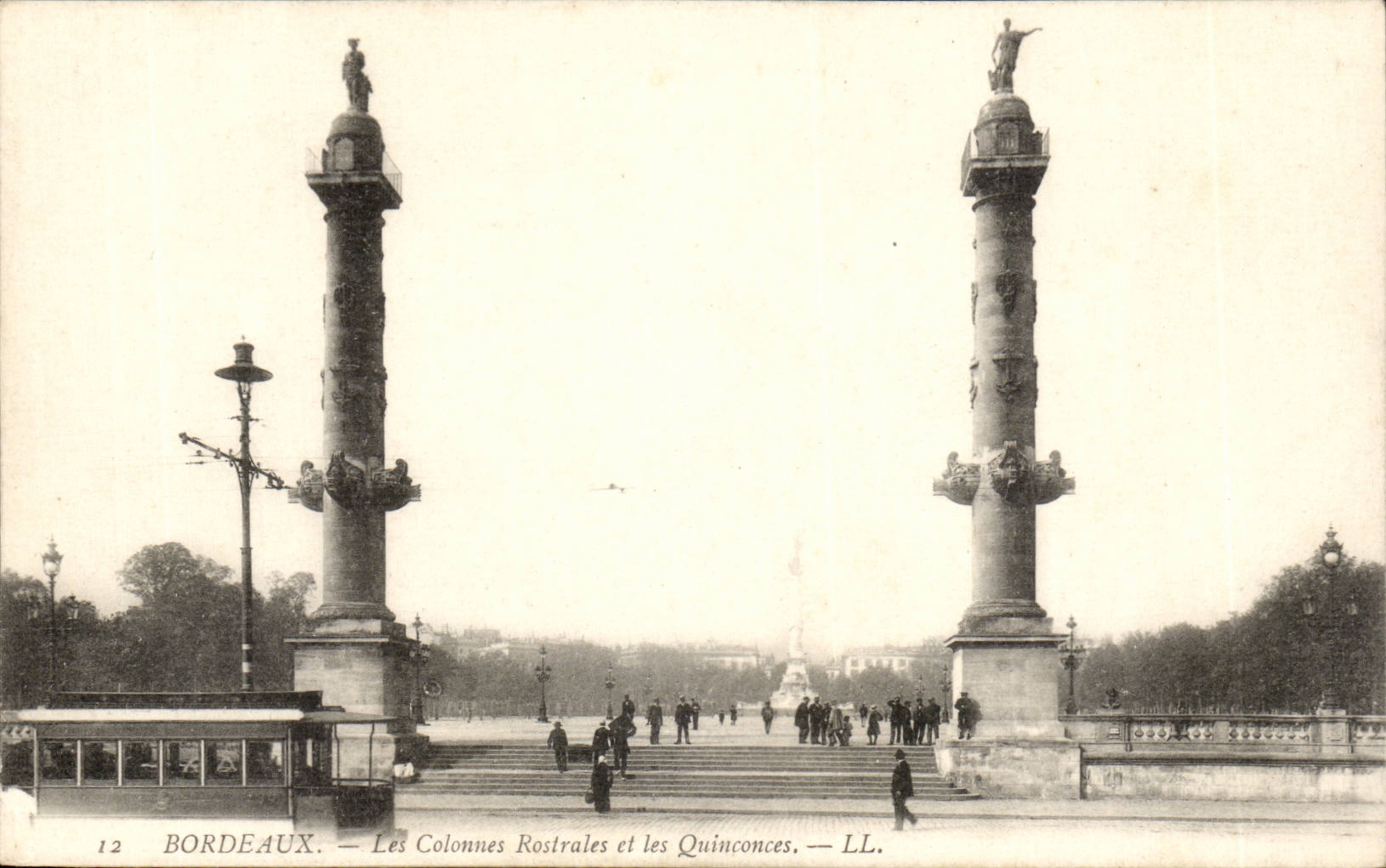 Bordeaux - Les Colonnes Rostrales et les Quinconces - CPA 