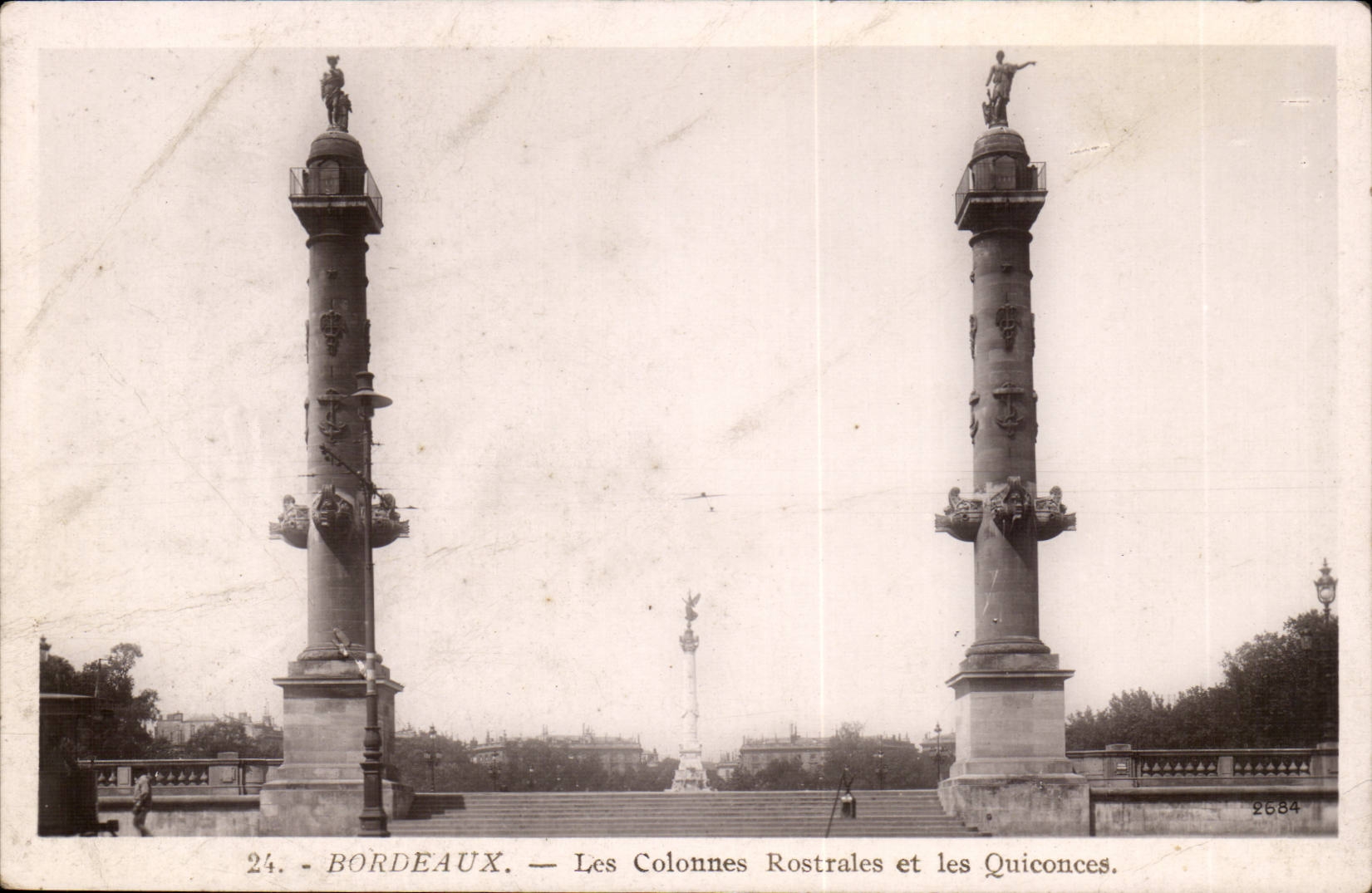 Bordeaux - Les Colonnes Rostrales et les Quiconces - CPA 