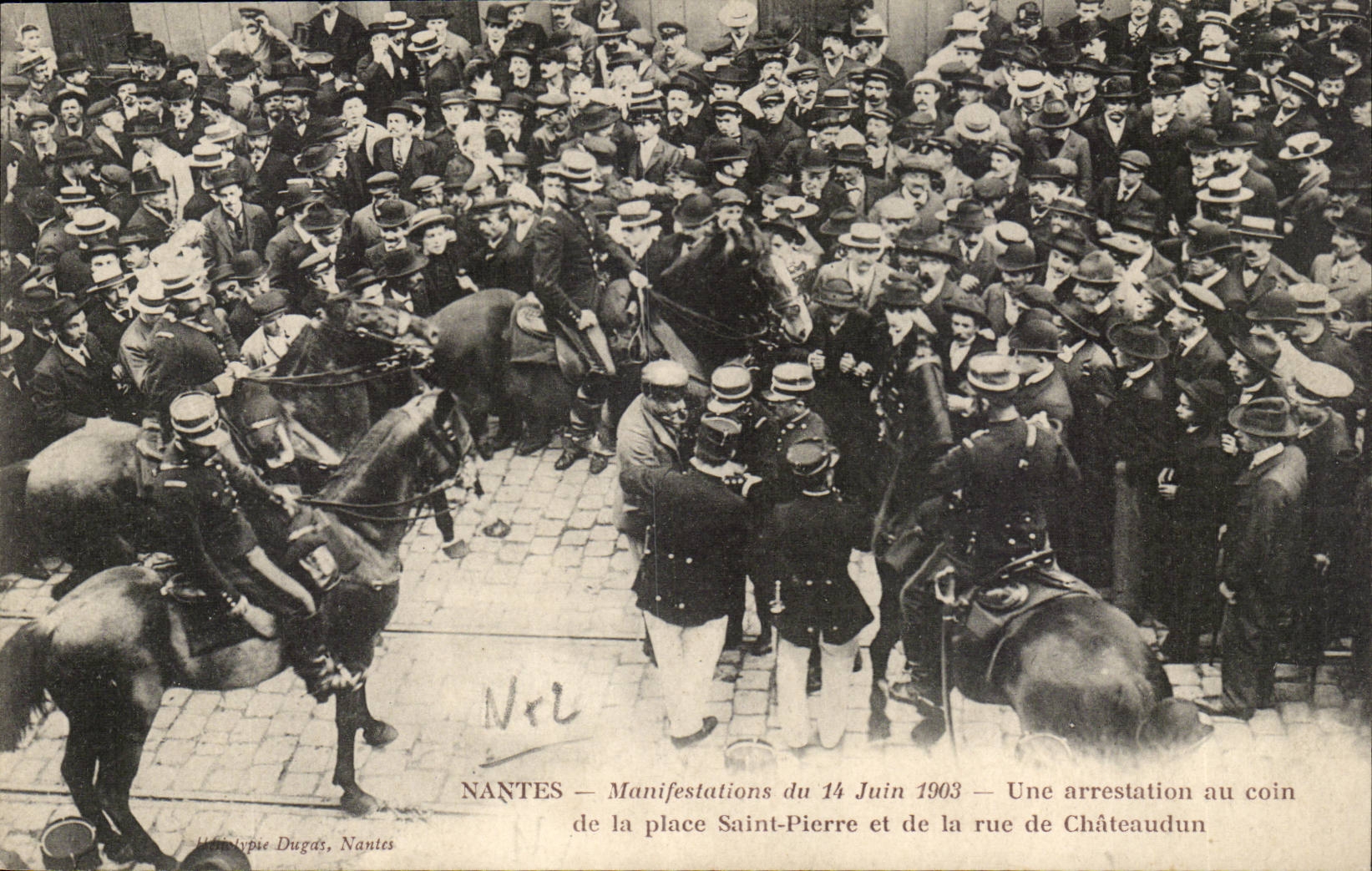 NANTES — Manifestations du 14 Juin 1903 — Une arrestation au coin de la place Saint-Pierre et de la rue de Châteaudun — Henriotype Dugats, Nantes, N°2