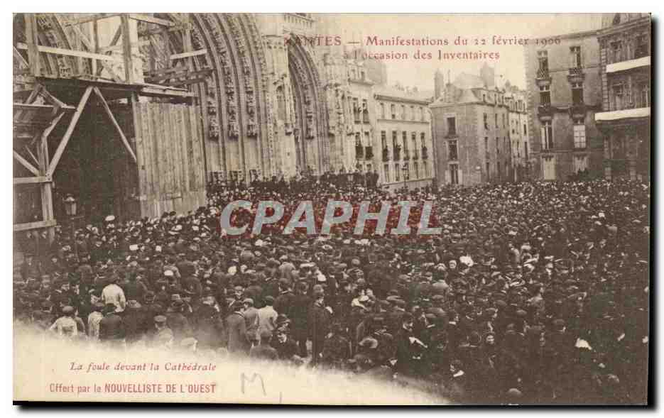 CANTES — Manifestations du 22 février 1906 à l'occasion des Inventaires — La foule devant la Cathédrale — Offerte par le NOUVELLISTE DE L'OUEST