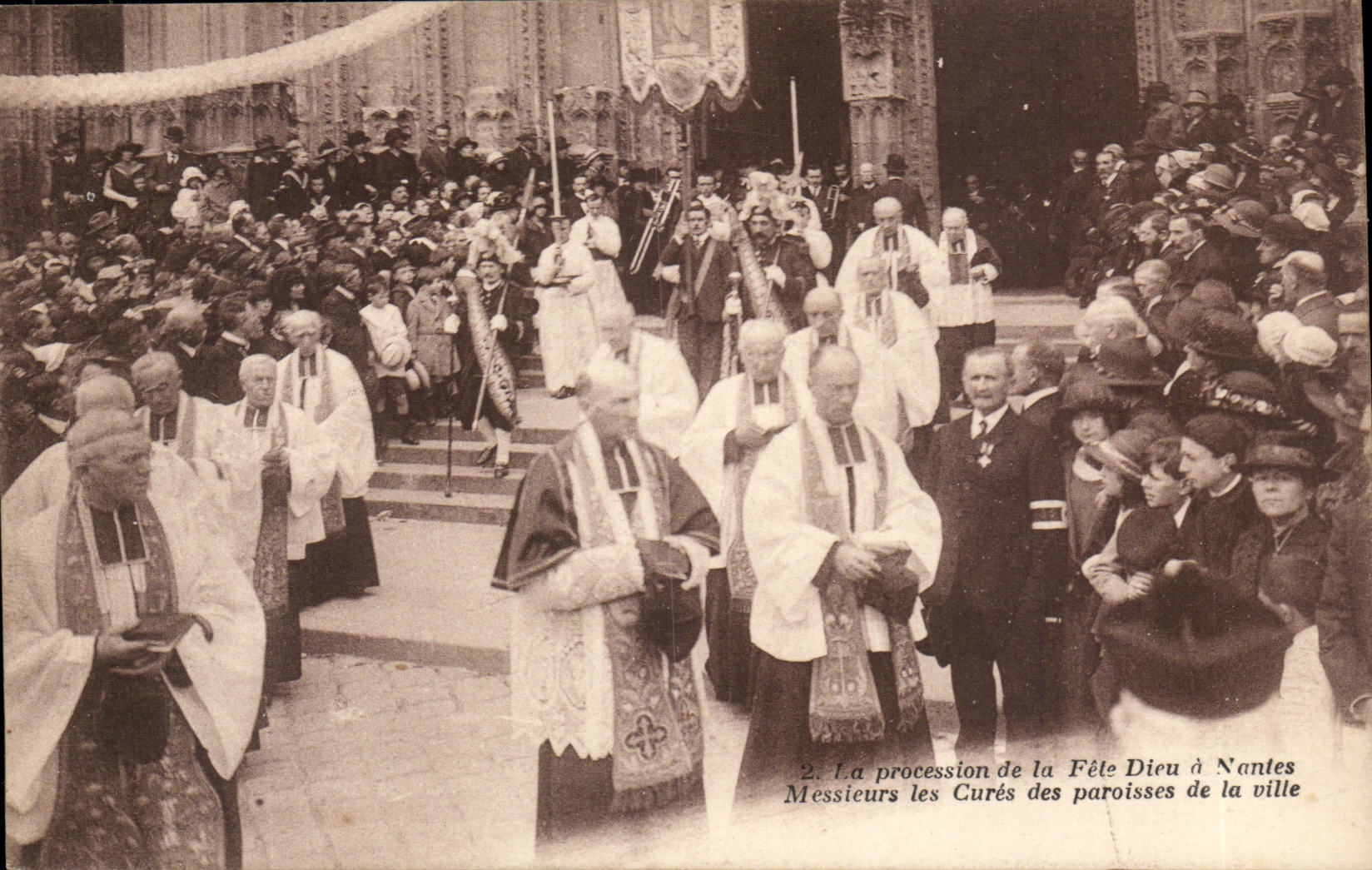 Procession de la Fête-Dieu à Nantes — Messieurs les Curés des paroisses de la ville — J. Nozais, éditeur