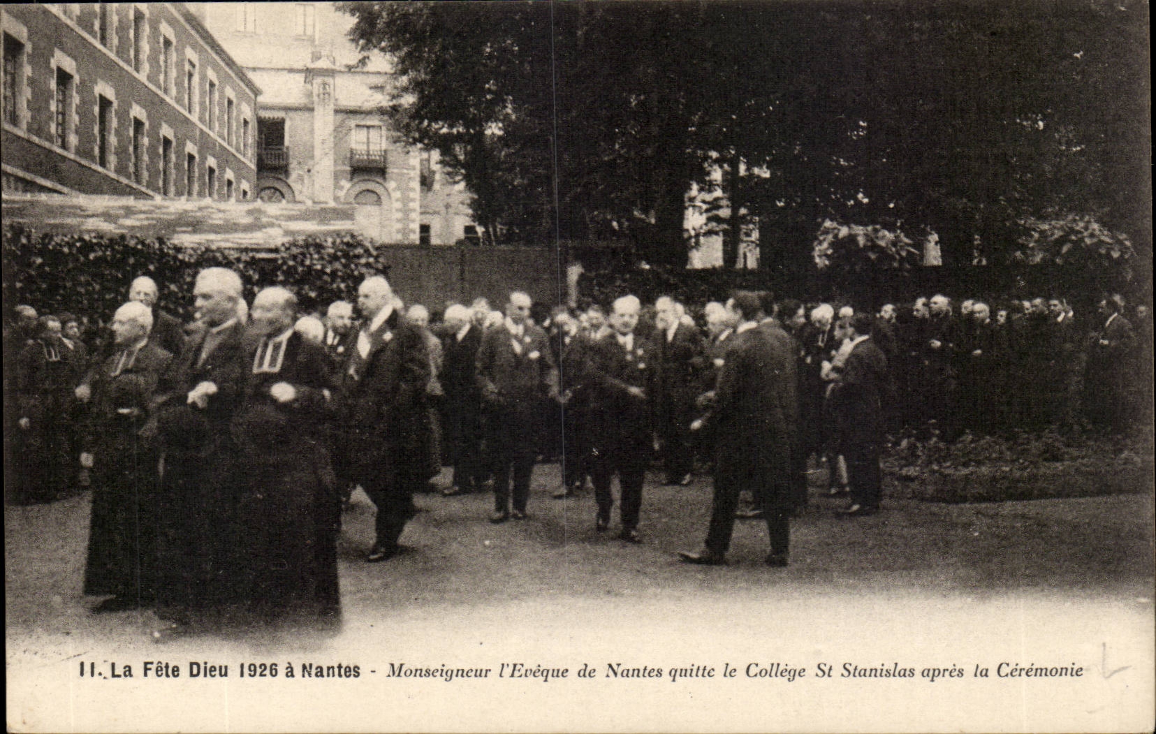 La Fiesta de la Santísima Trinidad de 1926 en Nantes — Monseñor el Obispo de Nantes abandona el Colegio San Stanislas después de la Ceremonia
