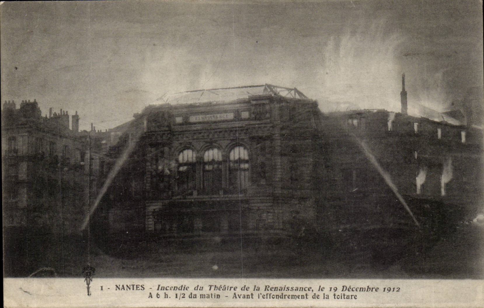 Nantes CPA Incendie du Theatre de la Renaissance le 19 decembre 1912 a 6h1/2 du matin avant l'effondrement de la toiture