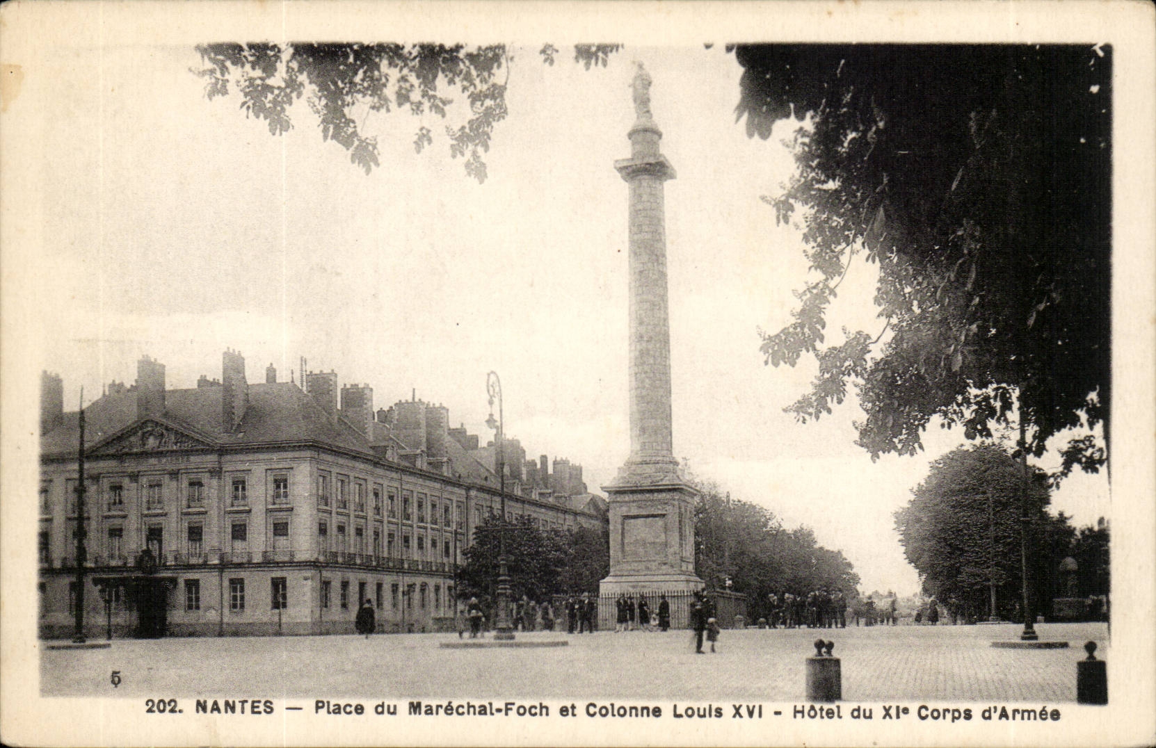 Nantes CPA Place du Marechal Foch et colonne Louis XVI Hotel du XIEme corps d'armee
