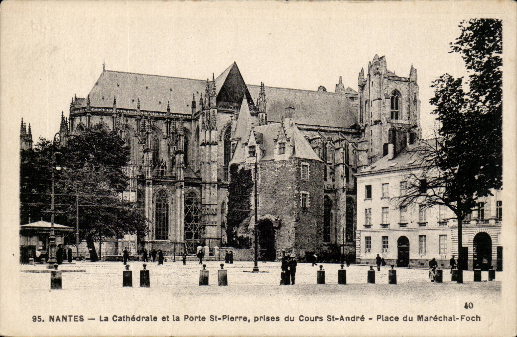 Nantes CPA La cathedrale et la port St Pierre prises du cours St Andre Place du Marechal Foch