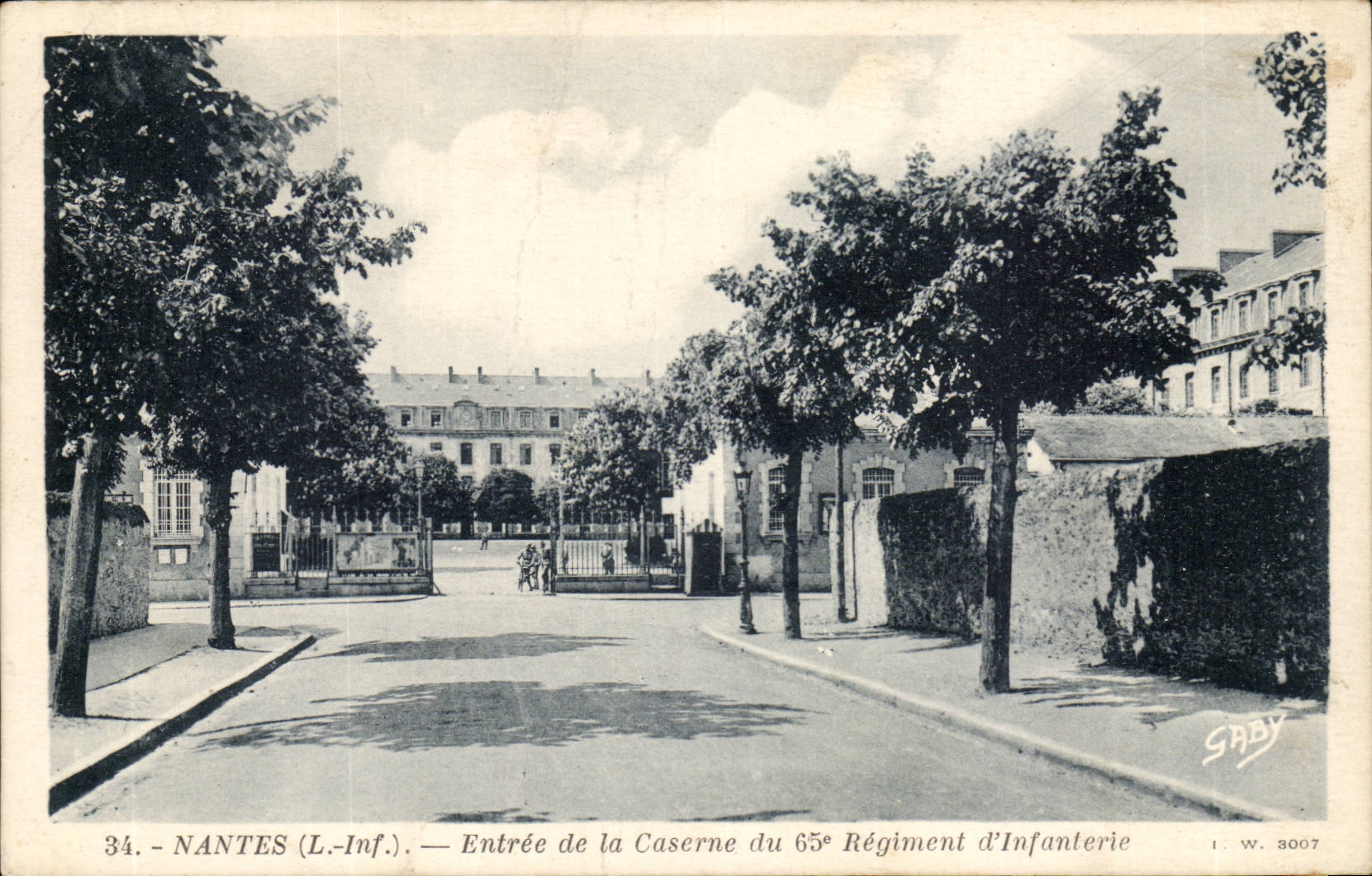 Nantes CPA entree de la caserne du 65eme regiment d'infanterie