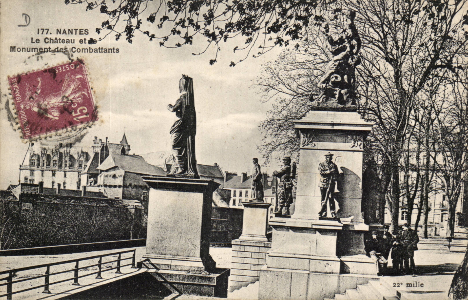 Nantes CPA La chateau et le monument des combattants