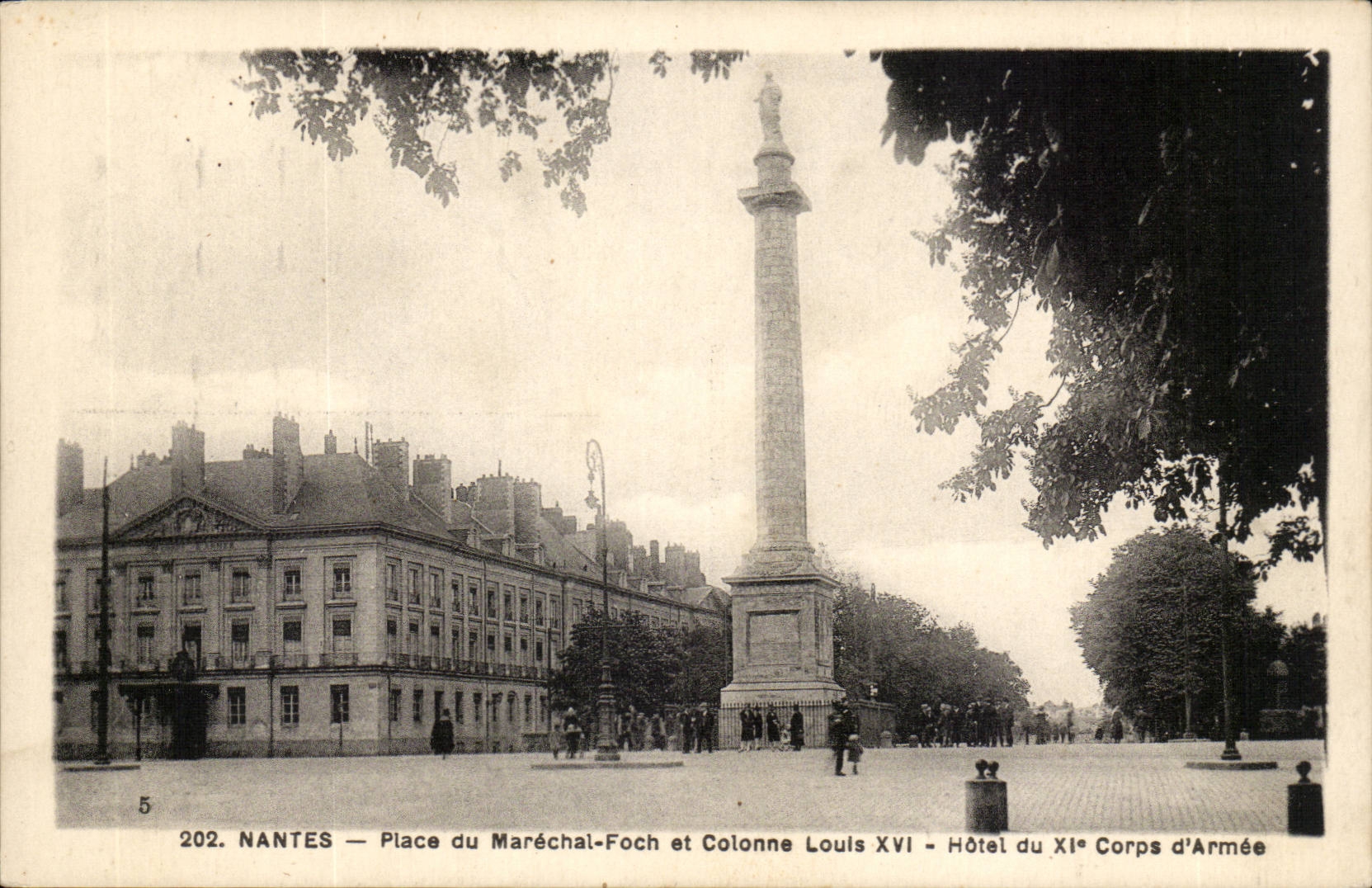 Nantes CPA Place du Marechal foch et colonn e Louis XIV Hotel du XI corps d'amree