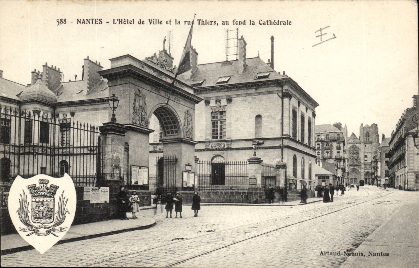 Nantes CPA Hotel de ville et la rue Thiers au fond la cathedrale