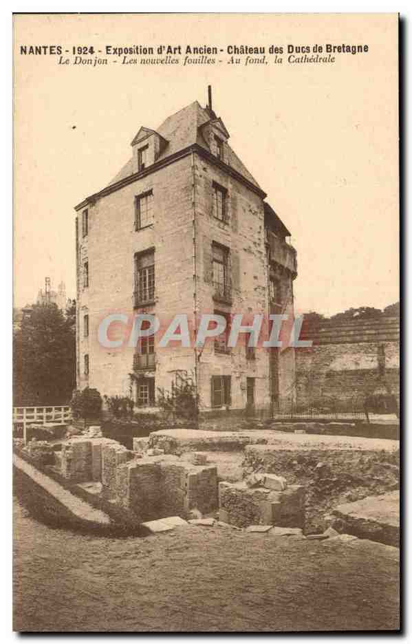 Nantes CPA Exposition d'art ancien Chateau des Ducs de Bretagne Le donjon Les nouvelles fouille sAu fond la cathedrale