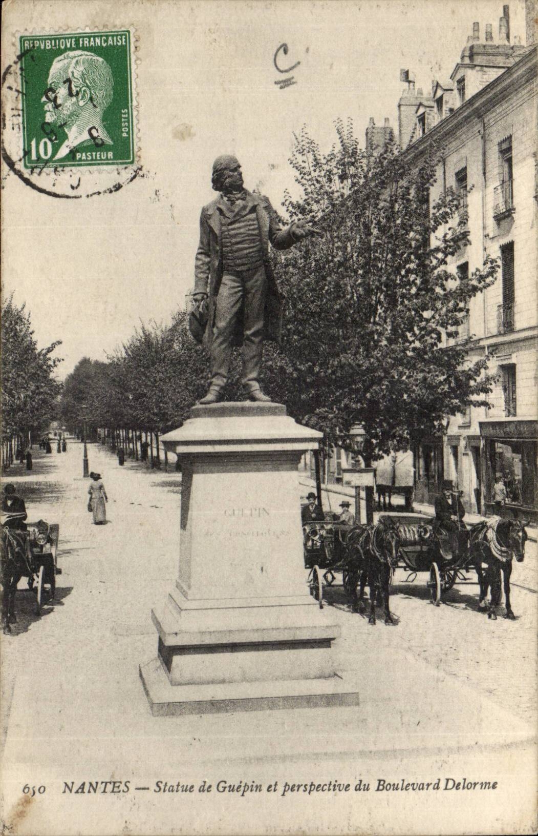 Nantes CPA Statue de Guepin et perspective du boulevard Delorme