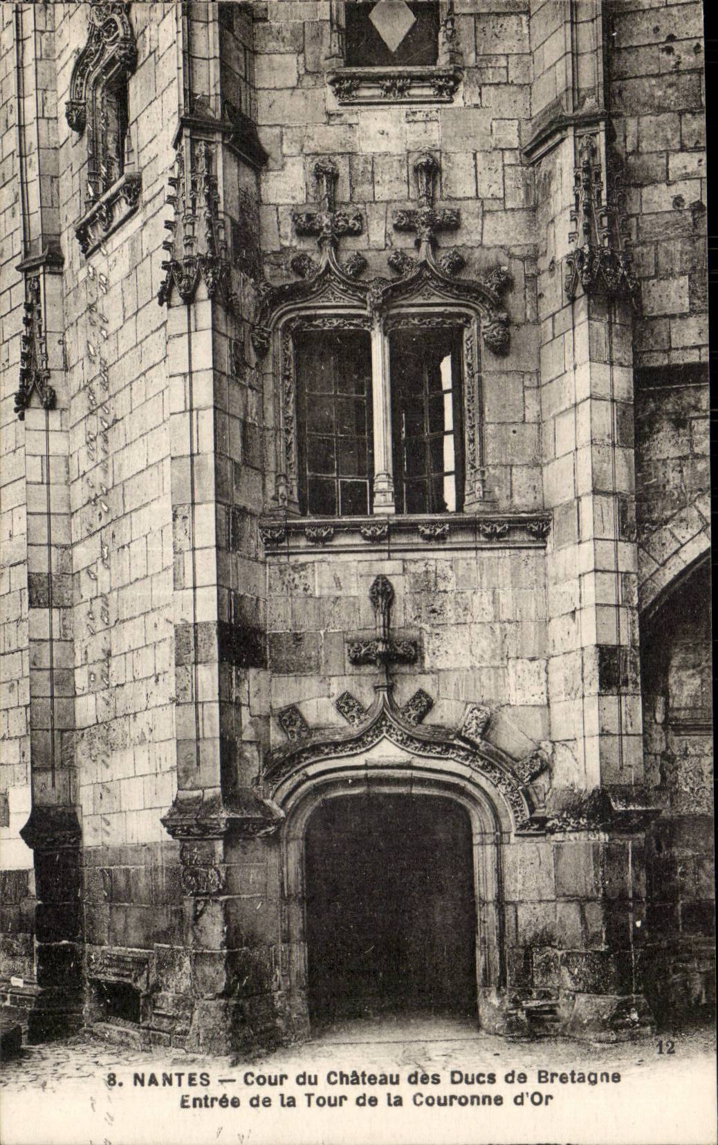 Nantes CPA Cour du chateau des ducs de Bretagne Entree de la tour de la couronne d'or