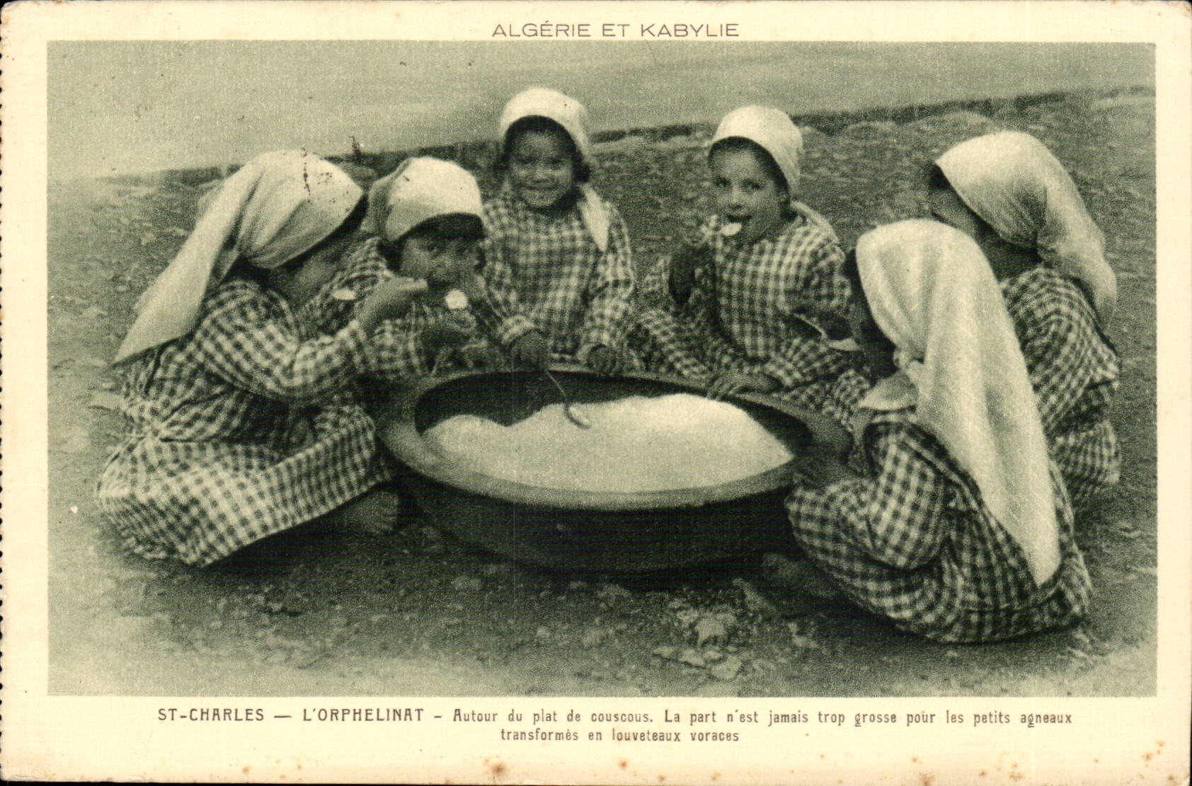 Algerie et Kabylie CPA St Charles l rophelinat autour du plat de couscous enfants 