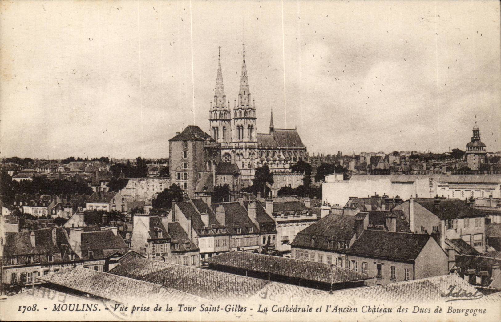 CPA Moulins Vue prise de la tour Saint Gilles La cathedrale et l'ancien chaetau des Ducs de Bourgogne