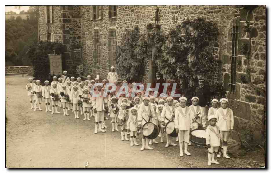 Groupe d'enfants en tenue de parade — devant un château en pierre — photographie de Mayenne