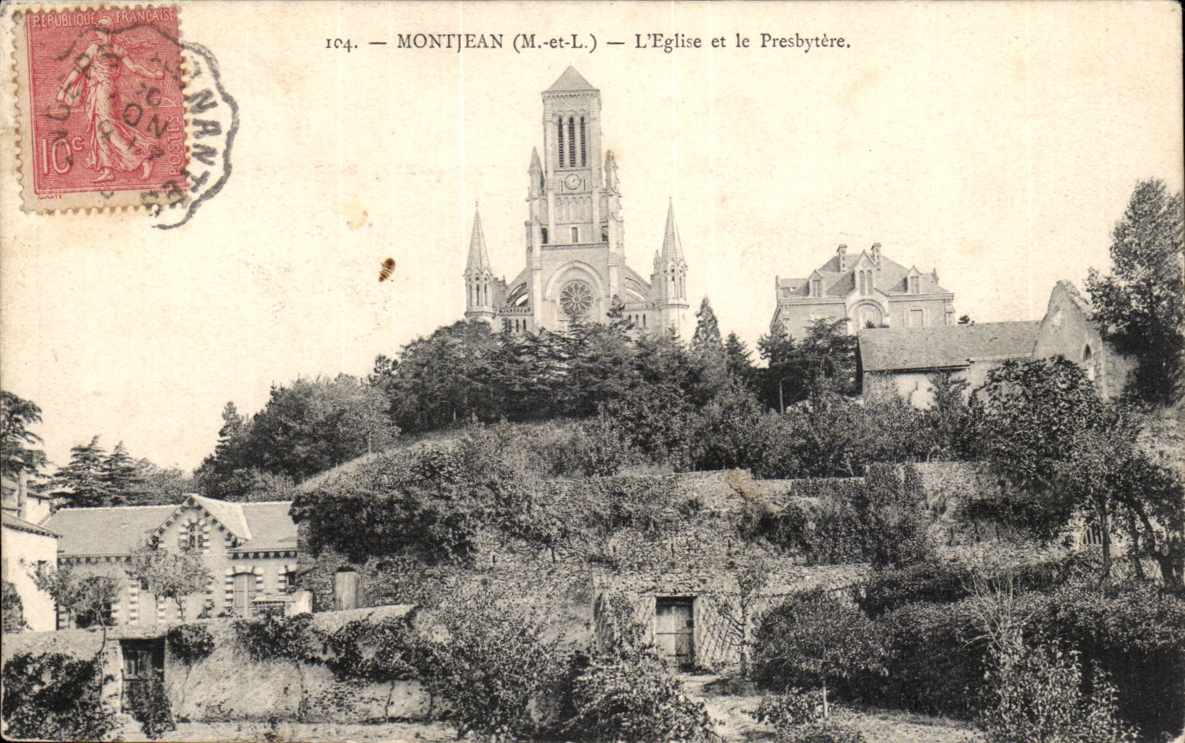 CPA Montjean L'eglise et le presbytere