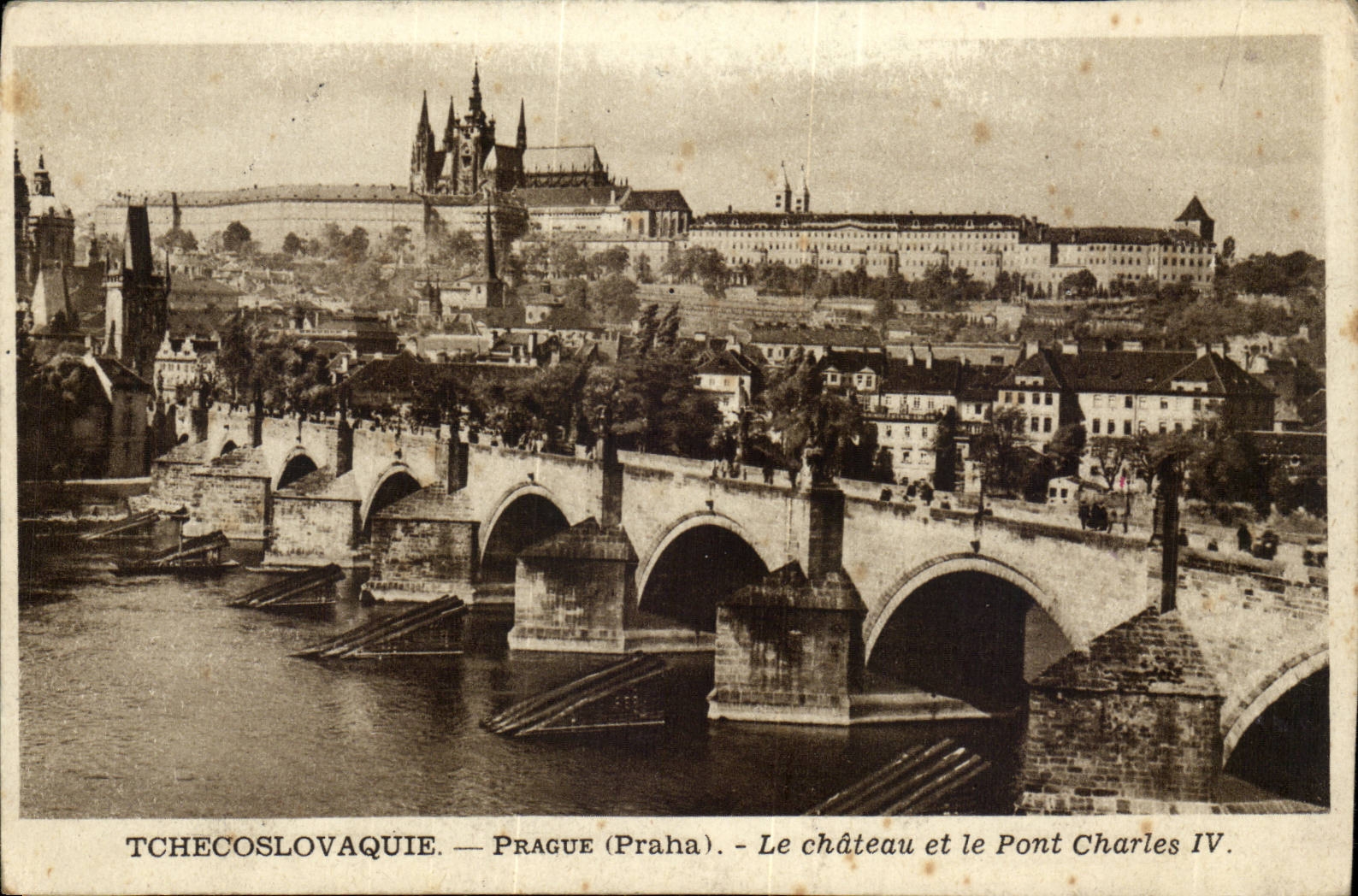 CPA Tchecoslovaquie Prague le chateau et le pont Charles IV Tchekia 