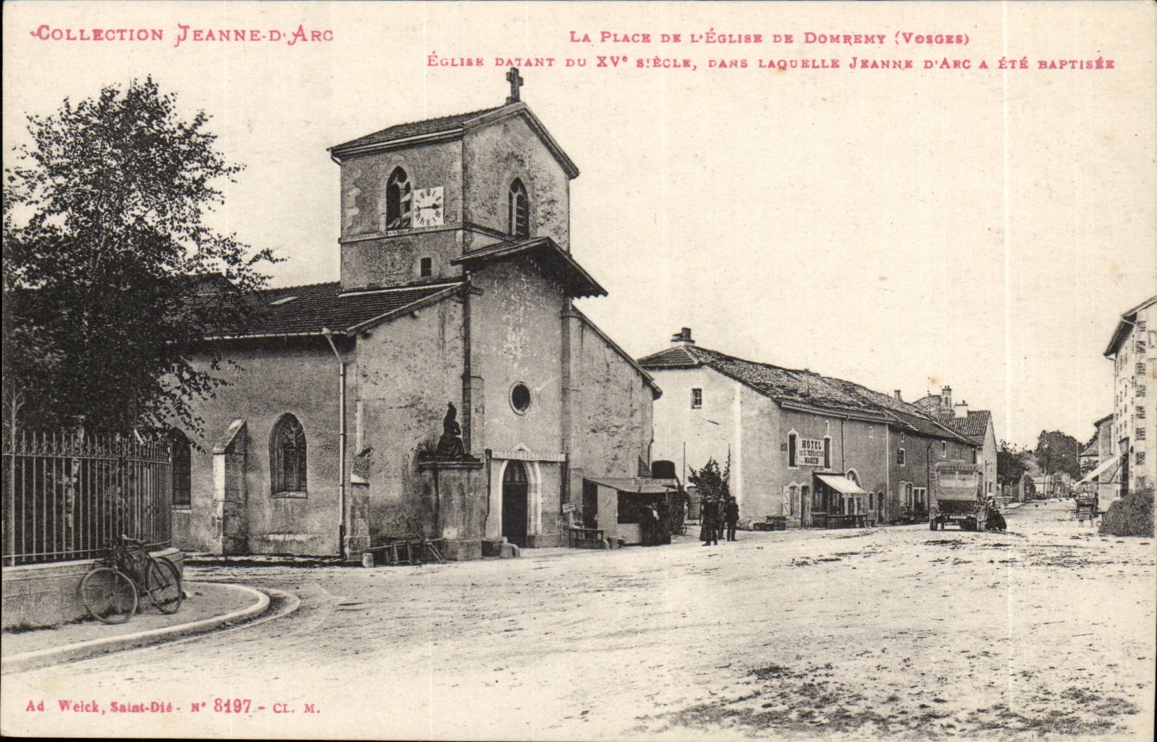 Collection Jeanne d arc CPA La place de l eglise de Domremy