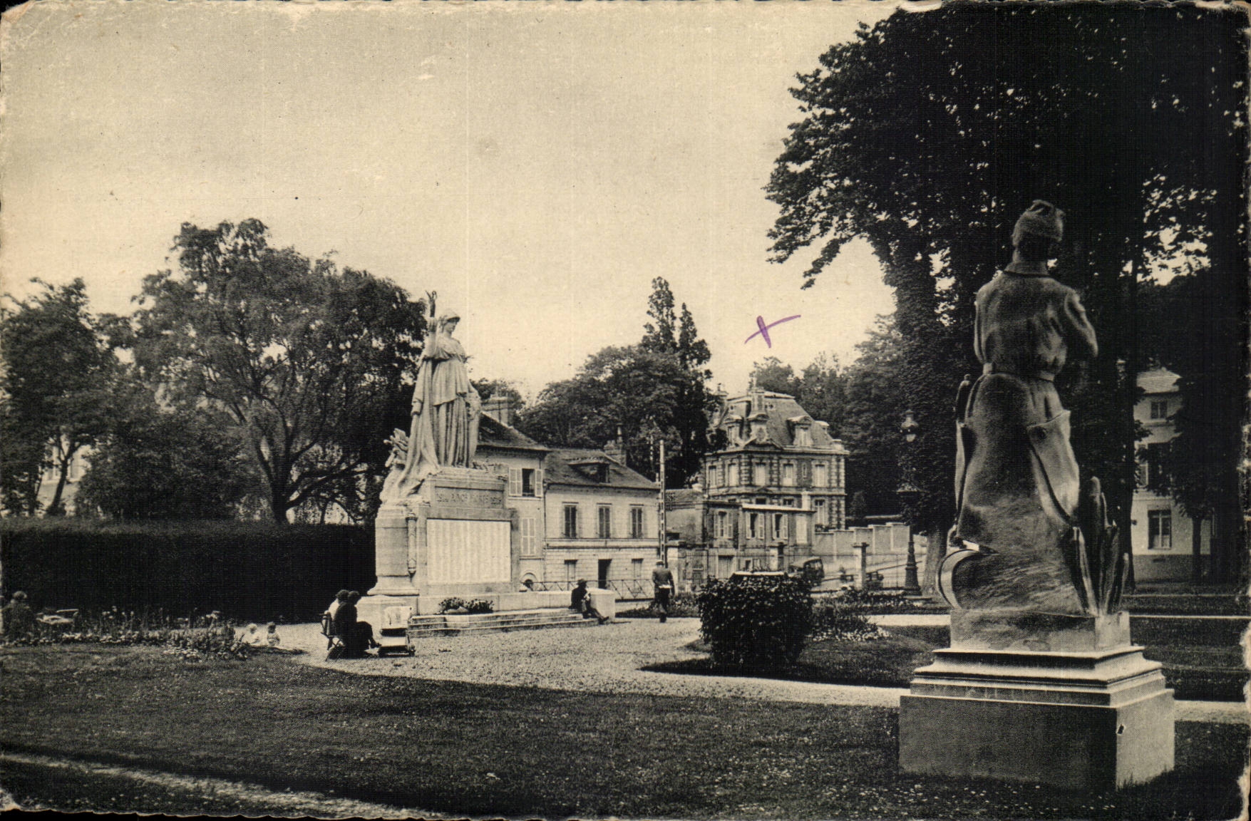 Lisieux CPA Un coin du jardin public et la monument aux morts