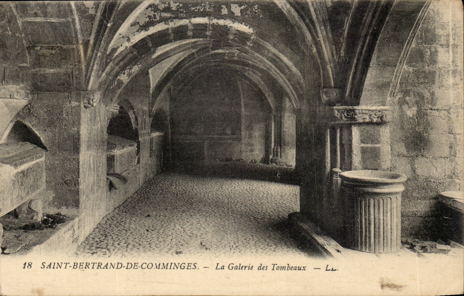Saint Bertrand de Comminges CPA La galerie des tombeaux (Morandiere)