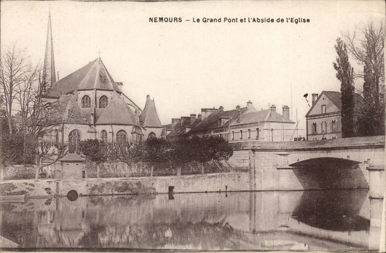 Nemours CPA Le grand pont et l abside de l eglise