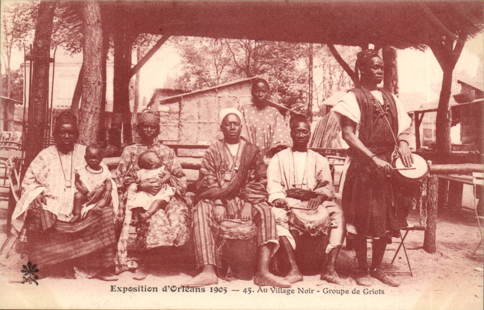 Exposition d'Orléans 1905 — 45. Au Village Noir — Groupe de Griots