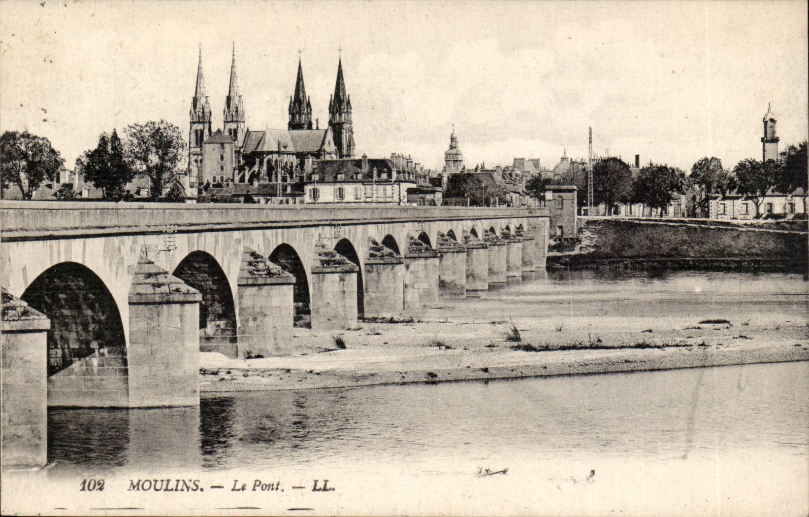 Moulins CPA le pont