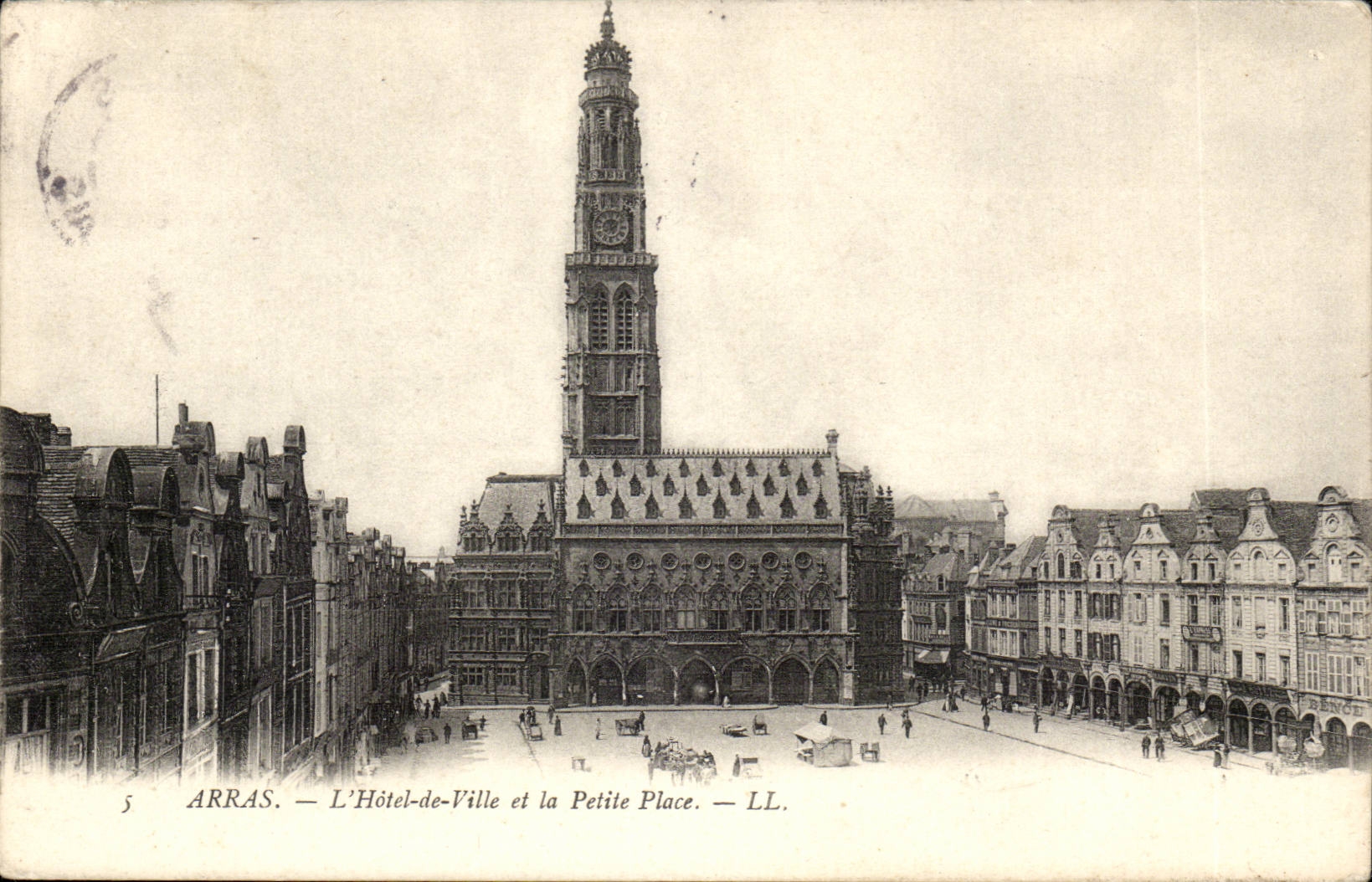 Arras CPA L'hotel de ville et la petite place