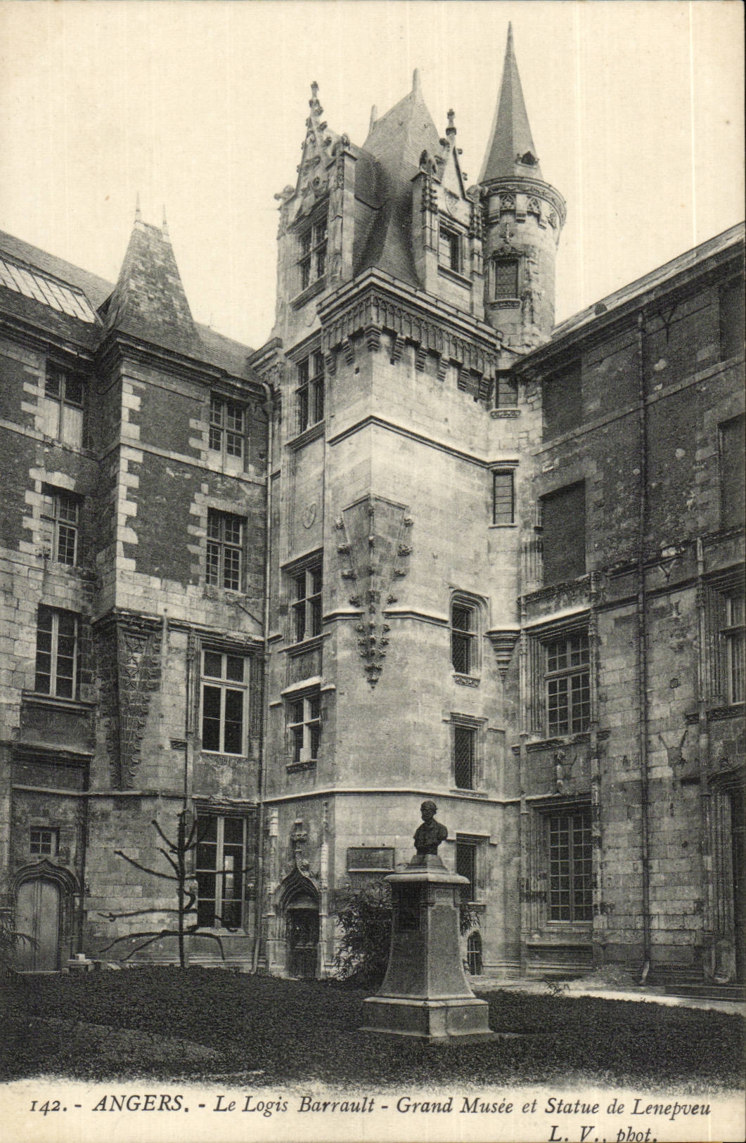 Angers CPA Le logis Barrault Grand musee e statue de Lenepeau