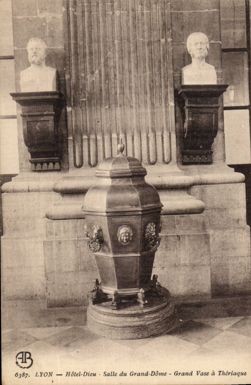 LYON — Hôtel-Dieu — Salle du Grand-Dôme — Grand Vase à Thériaque