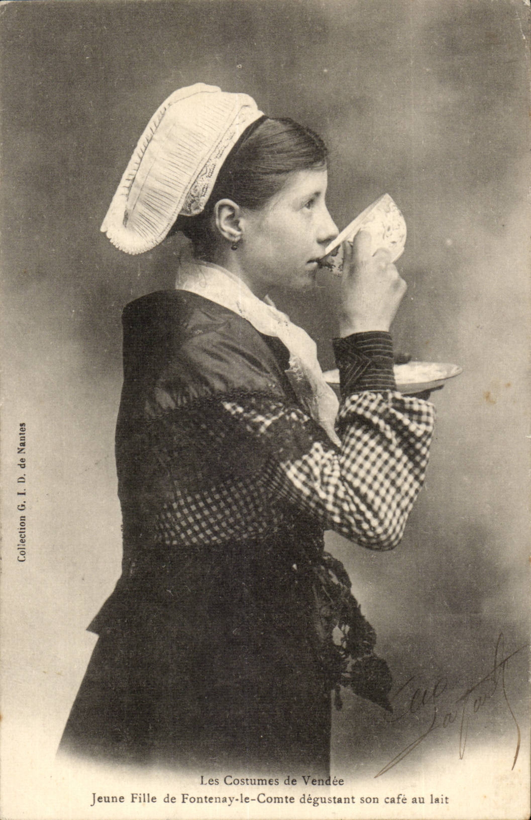 Jeune Fille de Fontenay-le-Comte dégustant son café au lait — Les Costumes de Vendée — G. I. D. de Nautes
