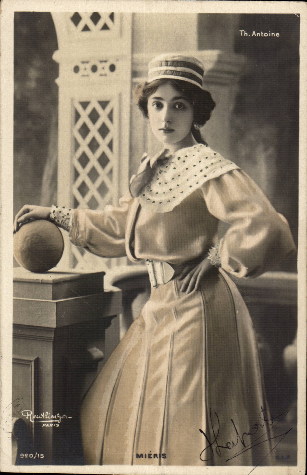 Joven mujer en traje elegante — pose con un globo — Th. Antoine, París, serie 920/15