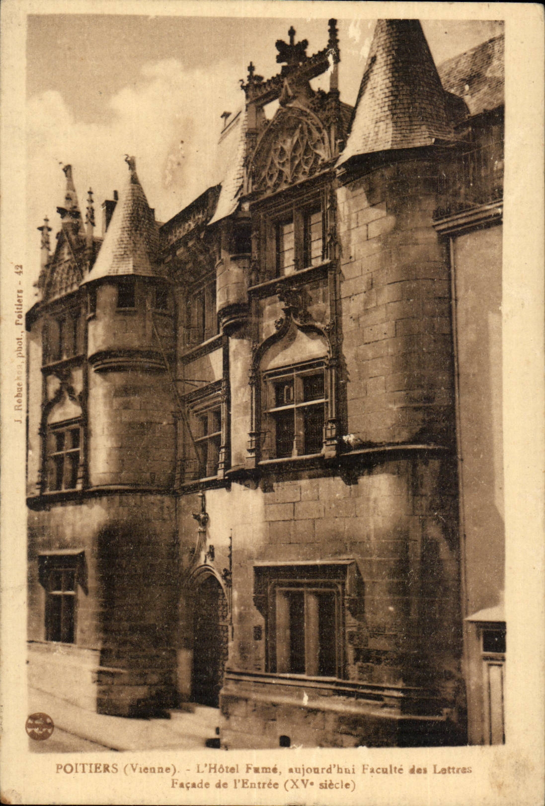 Poitiers (Vienne) - L'Hôtel Fumé, aujourd'hui Faculté des Lettres - façade de l'entrée (XVe siècle)