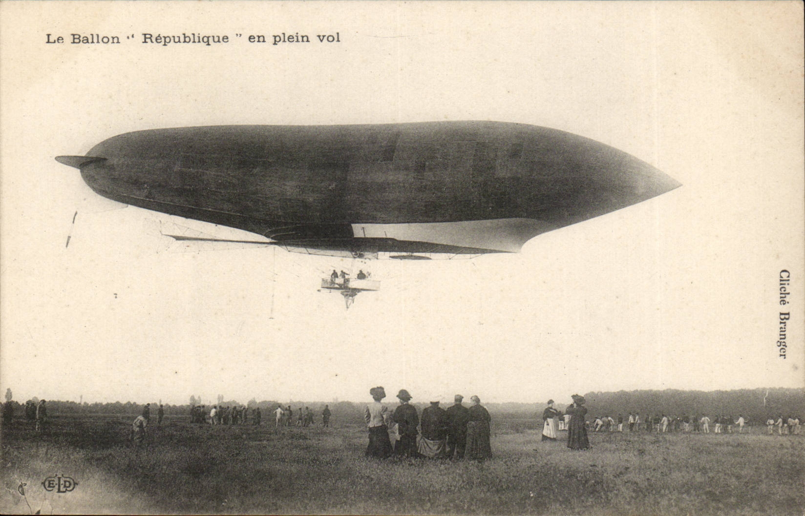 CPA Dirigeable Le ballon RePUBLIQUE en plein vol Zeppelin