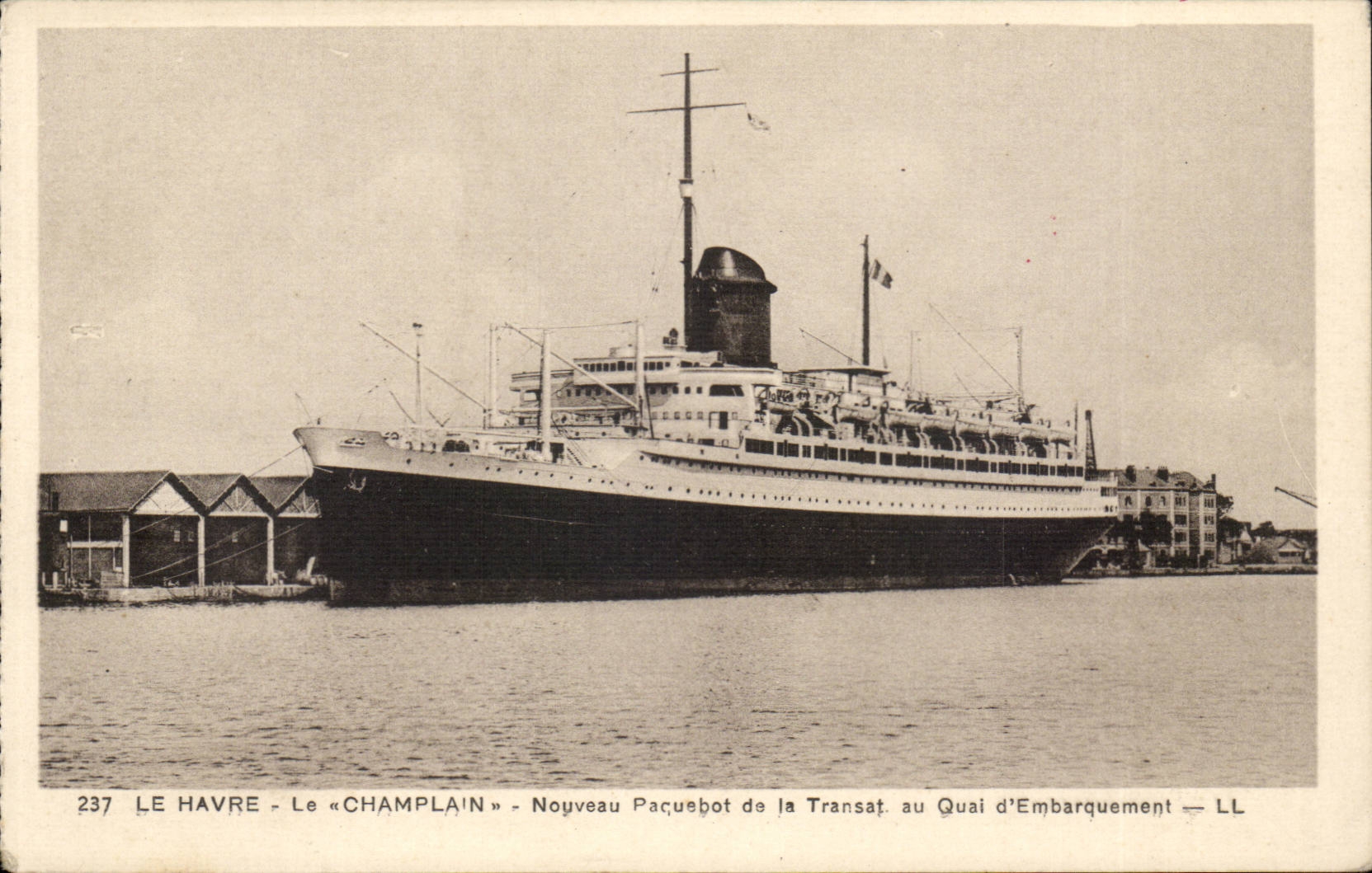 Le Havre — Le « Champlain » — Nouveau paquebot de la Transat au Quai d'Embarquement — LL